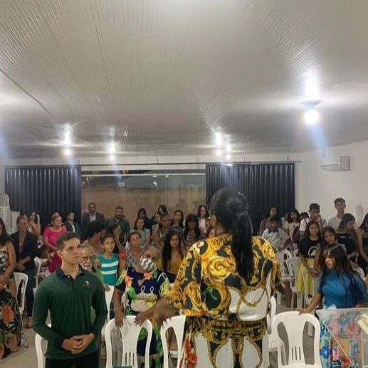 Celebração na igreja com membros vestidos para uma ocasião especial