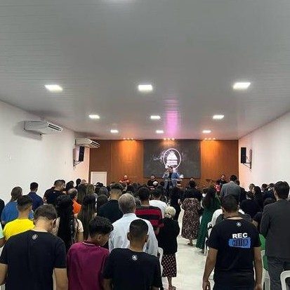Culto lotado em um salão de igreja