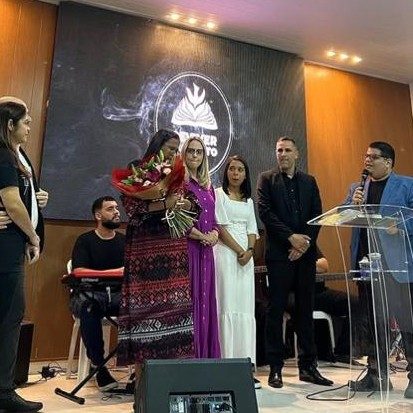 Cerimônia na igreja com flores e liderança reunida no altar