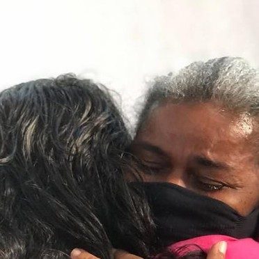 Abraço emocionado entre duas mulheres após a pregação