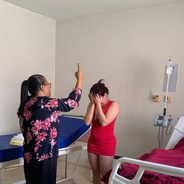 Leitura da Bíblia ao lado de uma senhora idosa