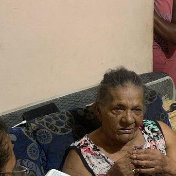 Momento de acolhimento e conversa em uma porta de casa
