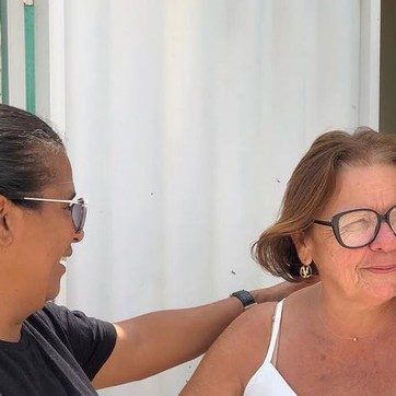 Cumprimento afetuoso a uma senhora em casa