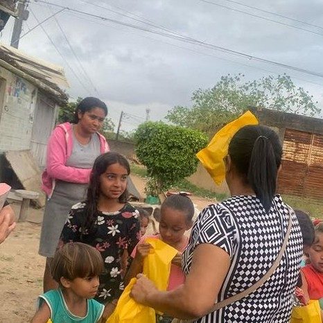 Entrega de doações a crianças em uma comunidade